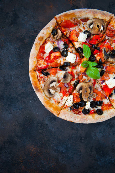 Hot testy pizza with tomatoes, mozzarella, mushrooms, olives, re - Foto, afbeelding