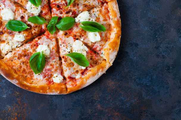 Pizza margarita with tomato sauce, fresh mozzarella, parmesan an - Foto, immagini