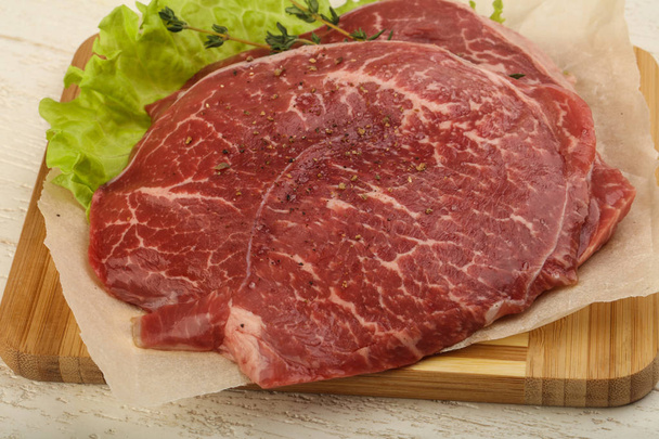 Schnitzel de carne cruda con especias listas para el grial
 - Foto, Imagen