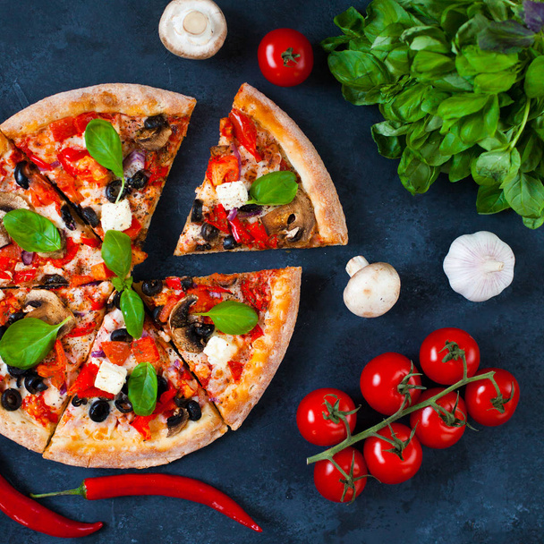 Homemade pizza with tomatoes, mozzarella and basil. Top view wit - Foto, Bild