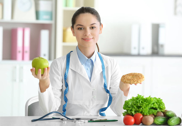 Young female nutritionist - Zdjęcie, obraz