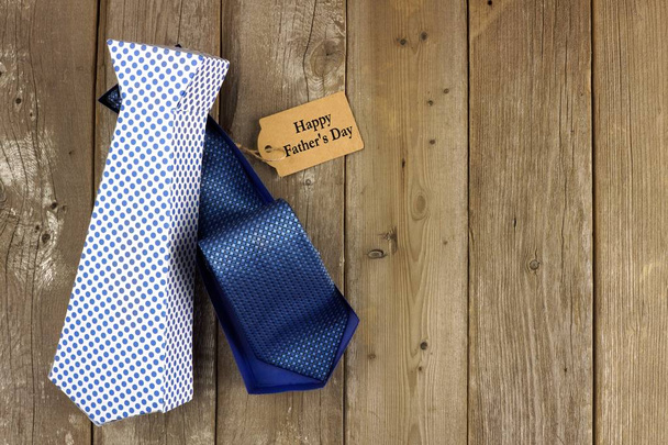 Abierto Día de los Padres corbata en forma de caja de regalo con etiqueta sobre madera rústica
 - Foto, imagen