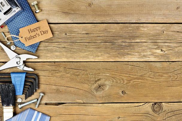 Happy Fathers Tag giorno con bordo laterale di strumenti e cravatte su legno
 - Foto, immagini