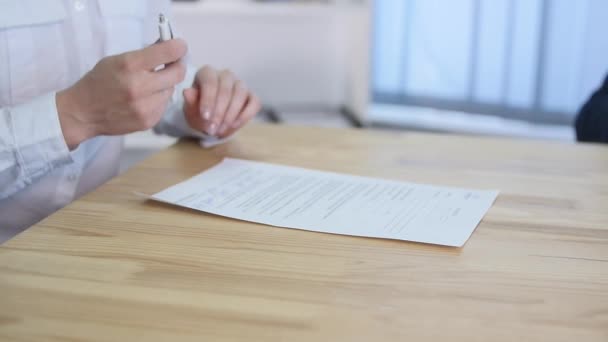 Womans kézzel, tollal, dokumentum aláírása közelről - Felvétel, videó