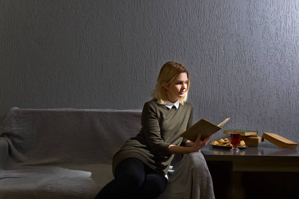 mujer joven leyendo libro . - Foto, imagen