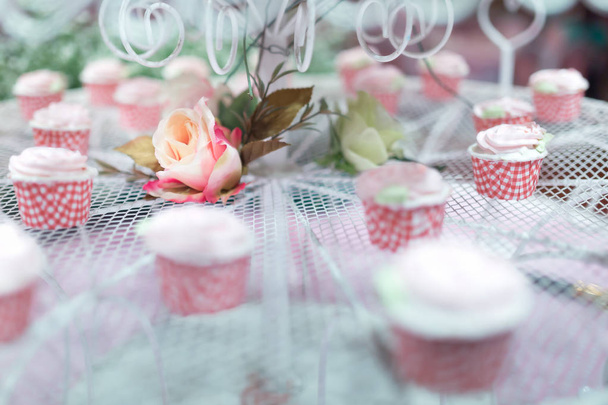 Роза цветок на свадьбе торт украшения с чашкой торта. - Селективный фокус
 - Фото, изображение