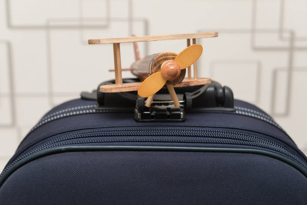 airplane model on top of a luggage - Фото, изображение
