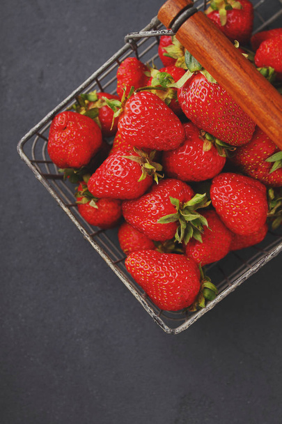 ripe sweet strawberries in basket - Foto, Imagem