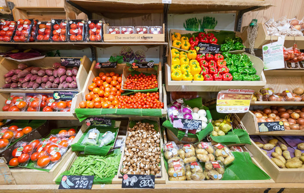 Čerstvá bio zelenina a ovoce na polici v supermarketu, farmářský trh. Pojem zdravé potraviny. Vitamíny a minerály. Rajčata, paprika, okurky, žampiony, cuketa, zelenina, zelenina, - Fotografie, Obrázek
