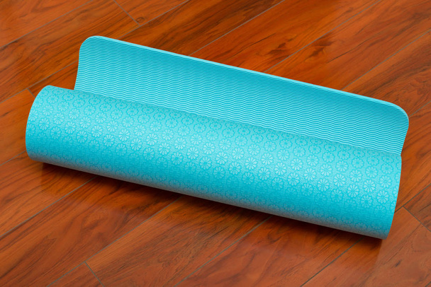 gerold blauwe yoga ontmoette op houten vloer - Foto, afbeelding