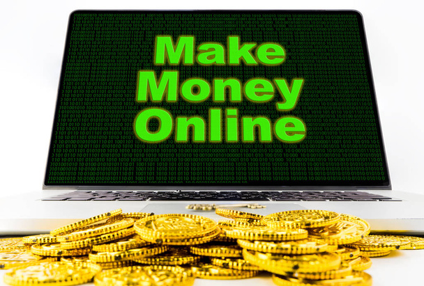 Make money online op computerscherm met gouden munten. - Foto, afbeelding