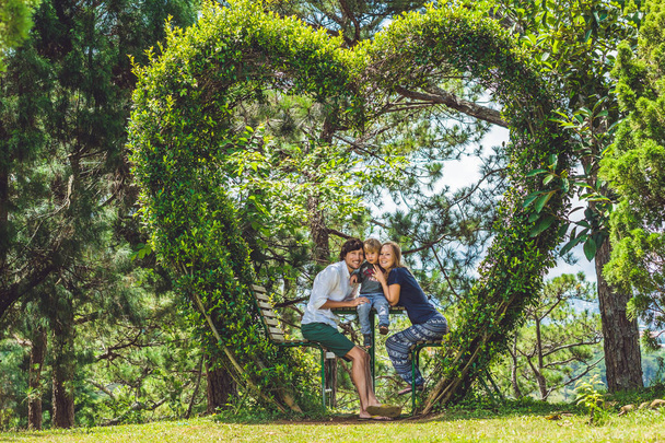 loving couple under a bush - Foto, Imagen