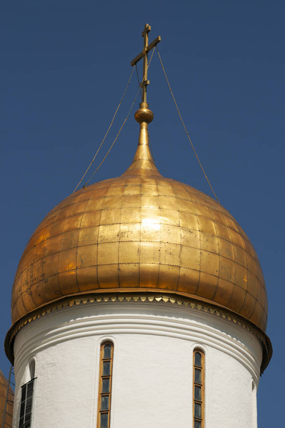Kreml moskiewski |: złote kopuły katedry Wniebowzięcia (Sobór Zaśnięcia), rosyjskiego Kościoła prawosławnego poświęcony Zaśnięcia Bogurodzicy na placu katedralnym - Zdjęcie, obraz