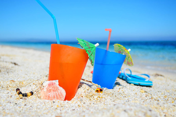 színes italokat a homokban - Fotó, kép