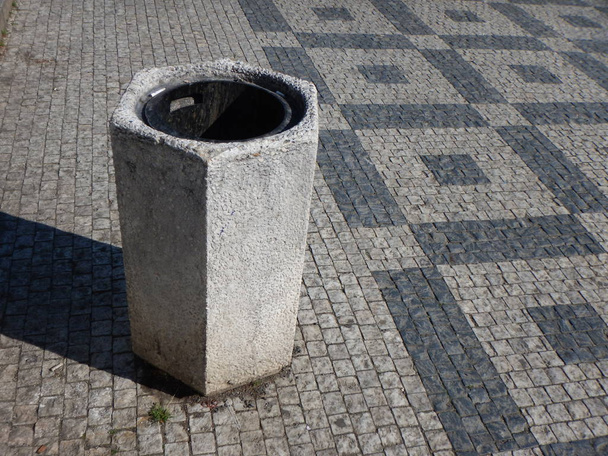 šedých betonových popelnici v centru města - Fotografie, Obrázek