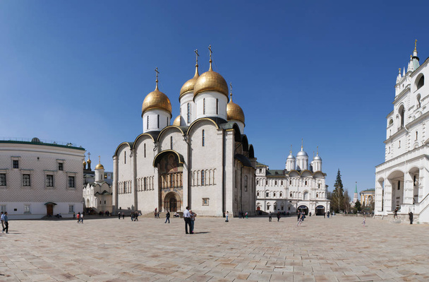 Rusland: weergave van het Kathedraal-plein (Sobornaya), het centrale plein van het Kremlin van Moskou, waar alle van de straatjes te convergeren in de 15e eeuw gebruikt, de site van plechtige kroning en begrafenis van de Russische tsaren  - Foto, afbeelding