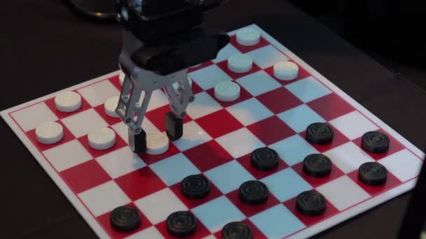 Robot playing checkers. Hand manipulator moves checkers. - Πλάνα, βίντεο