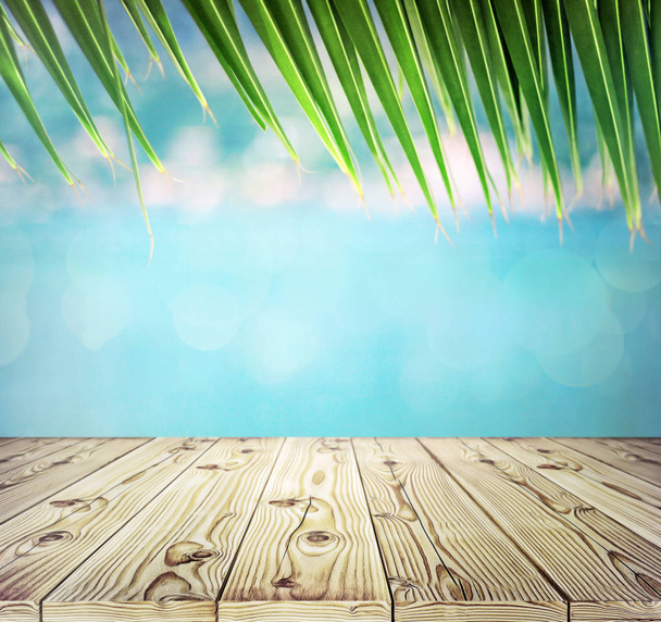 стол и большие пальмовые листья
 - Фото, изображение