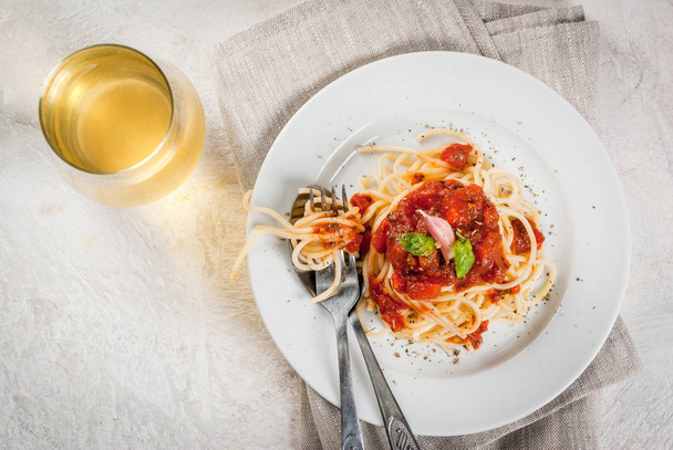 Italialaista ruokaa. Lounas tai päivällinen. Tarjoilu spagetti pastaa w
 - Valokuva, kuva