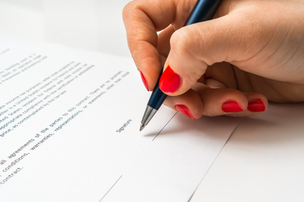 Femme main signature contrat pour conclure un accord
 - Photo, image
