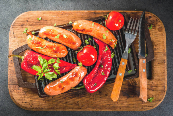 Barbecue. Home hotdogs. Grilled vegetables. sausages, tomatoes a - Fotoğraf, Görsel