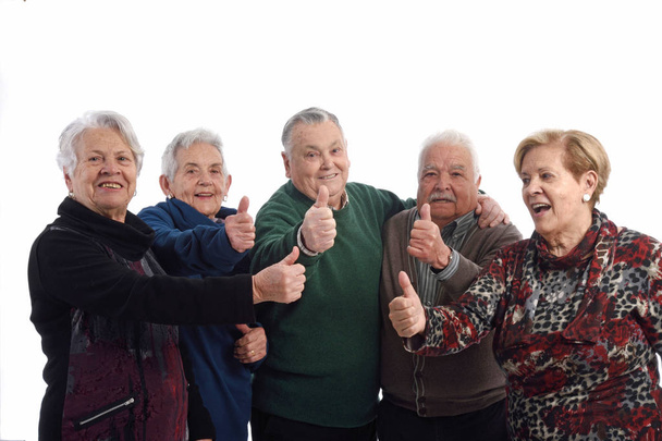 Grupa starszych osób z ok znak - Zdjęcie, obraz