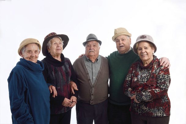 Ryhmä vanhuksia, joilla on hattu
 - Valokuva, kuva