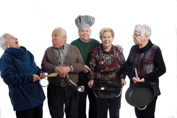 koken senior mensen op wit - Foto, afbeelding