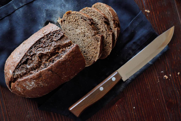 Musta ruisleipä kotitekoinen tuore leivonta maukasta
  - Valokuva, kuva