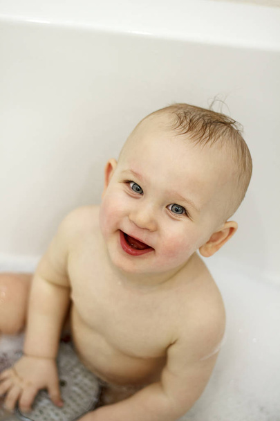 Portrait d'un bébé dans la salle de bain
 - Photo, image