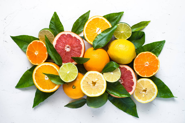 Sortiment čerstvých citrusových plodů na černém pozadí.  - Fotografie, Obrázek