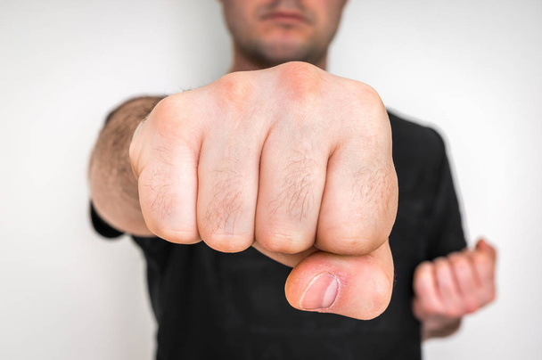 Jonge bokser weergegeven: punch een vuist - Foto, afbeelding