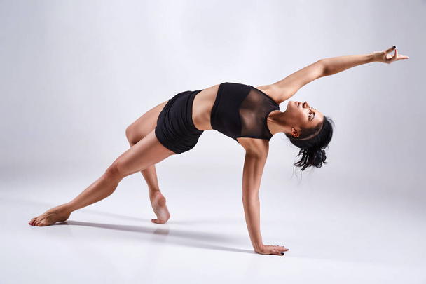 Mujer haciendo yoga aislada sobre fondo blanco
 - Foto, Imagen