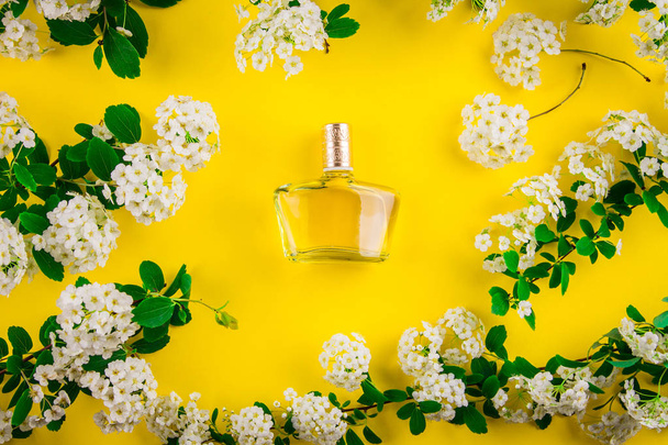 Bottle of perfume with flowers - Zdjęcie, obraz