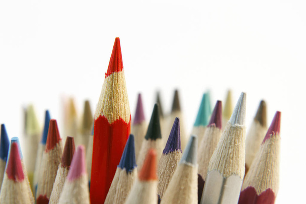 Lápices, lápiz rojo sobresaliendo
 - Foto, Imagen