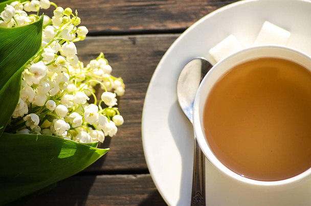 Forró teát virágok egy-egy csokor fehér csészében  - Fotó, kép