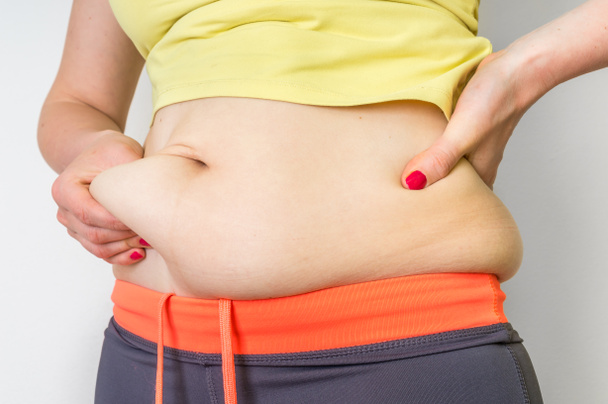 Corpo de mulher com excesso de peso com gordura na barriga - conceito de obesidade
 - Foto, Imagem