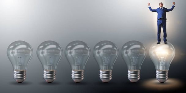 Unternehmer in neuem Ideenkonzept mit Glühbirne - Foto, Bild