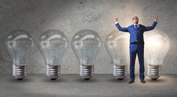Uomo d'affari nel nuovo concetto di idea con lampadina - Foto, immagini