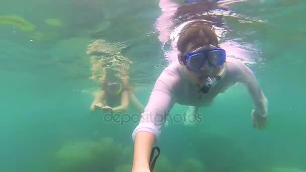 A srác a baba snorkeling maszkok. Phangan-sziget, Thaiföld. - Felvétel, videó