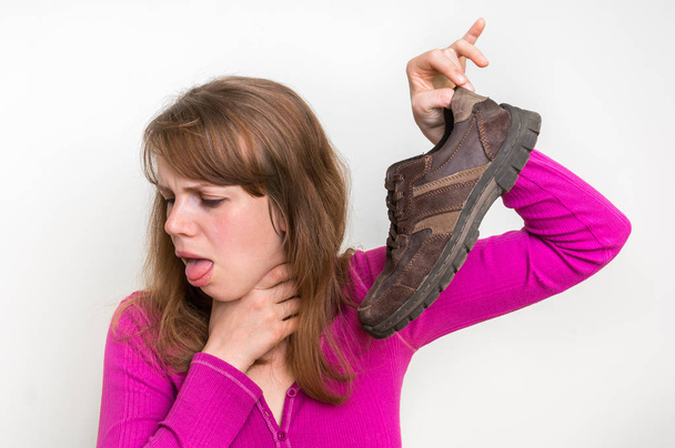 Nainen haiseva kenkä miehensä
 - Valokuva, kuva