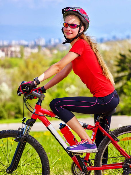 Αστική απόδραση. Ποδήλατο κοπέλα φορώντας κράνος υπόλοιπο από πόλη αστικοποίηση. - Φωτογραφία, εικόνα
