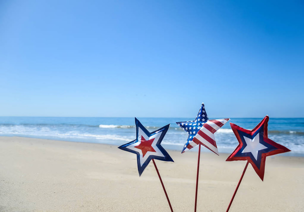 砂浜のビーチで愛国心が強いアメリカの背景 - 写真・画像