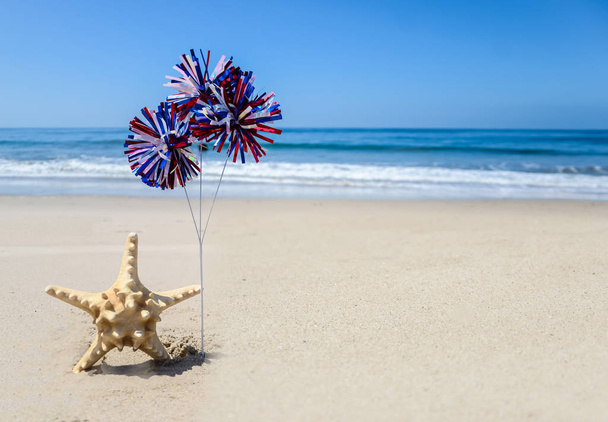 Patriotic USA fond avec étoile de mer sur la plage de sable
 - Photo, image