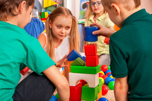 Escola de pausa de crianças brincando em cubos de crianças indoor
. - Foto, Imagem