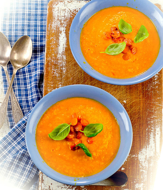 Морквяний суп з тостами та свіжими травами
 - Фото, зображення