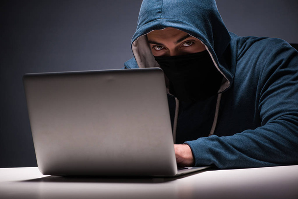 Počítačový hacker pracující v tmavé místnosti - Fotografie, Obrázek