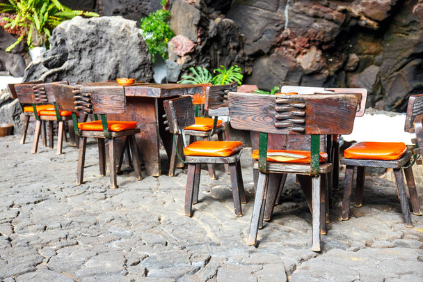 Τραπέζια και καρέκλες στο ηφαιστειακό σπήλαιο Jameos del Agua, Λανζαρότε, Κανάριοι Νήσοι, Ισπανία - Φωτογραφία, εικόνα