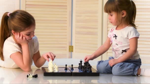 sisters playing chess - Video, Çekim