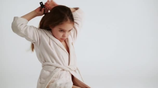 little girl combing hair - Materiaali, video